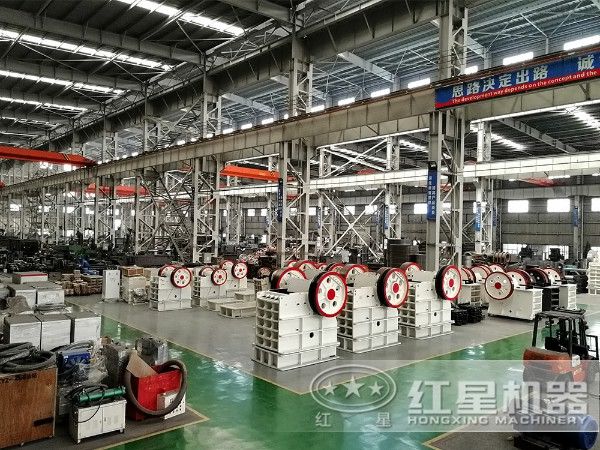時產(chǎn)50噸，出料0.2-0.3mm的大理石制砂機(jī)車間一角