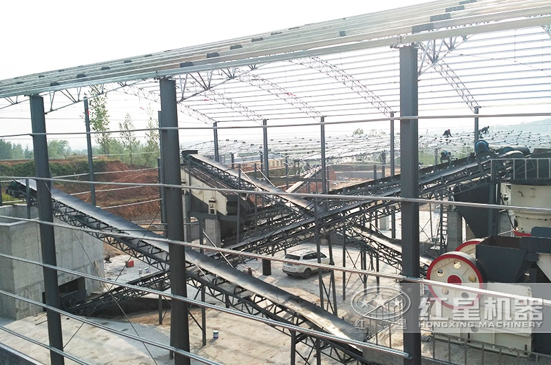 300-400噸石子破碎現(xiàn)場，粉塵少
