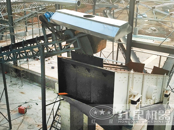 湖南某豆石破碎加工現(xiàn)場：帶振動篩、輸送帶