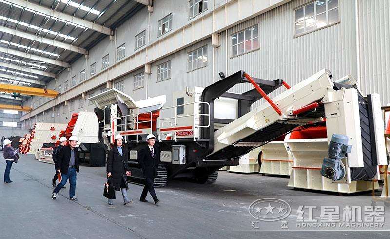 履帶車載移動砸石機，靈活行走