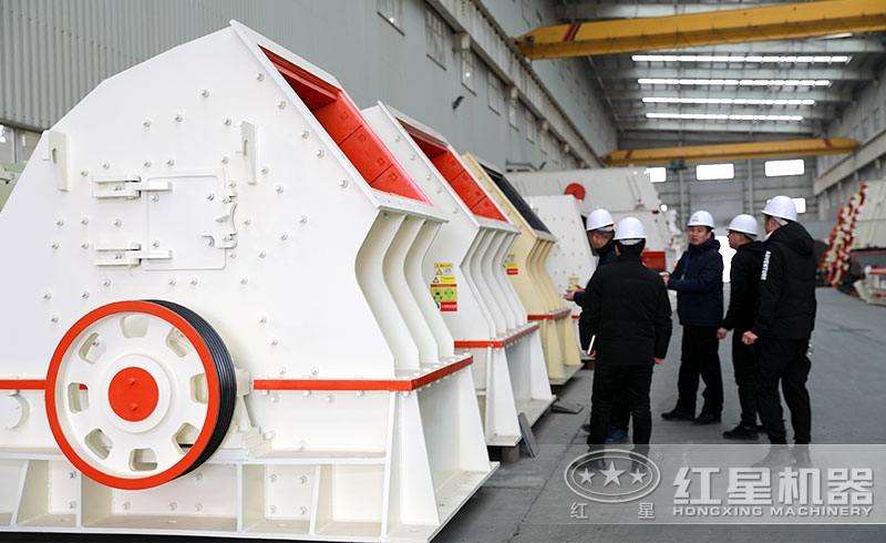大型錘破機(jī)展示，客戶參觀現(xiàn)場