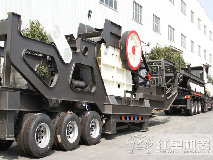 鄂破移動(dòng)破碎機(jī)，為粗碎而生，破碎比大，使用壽命長(zhǎng)