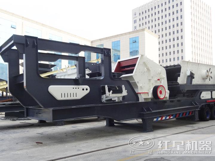 輪胎移動破碎站配反擊式破碎機(jī)，時產(chǎn)70-280t/h，具有整形作用