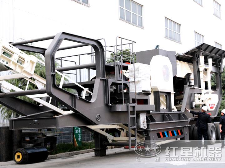 輪胎移動破碎站配鄂式破碎機(jī)，時產(chǎn)50-500t/h