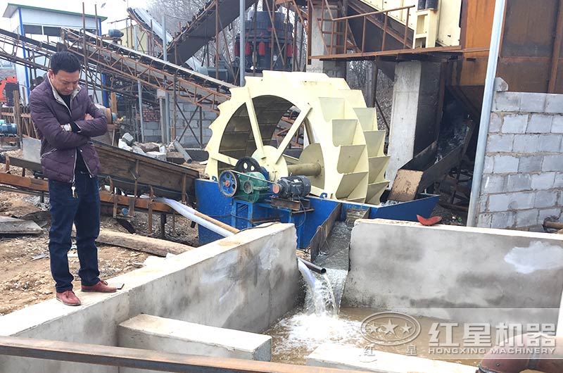 洗砂現(xiàn)場，建設(shè)沉淀池