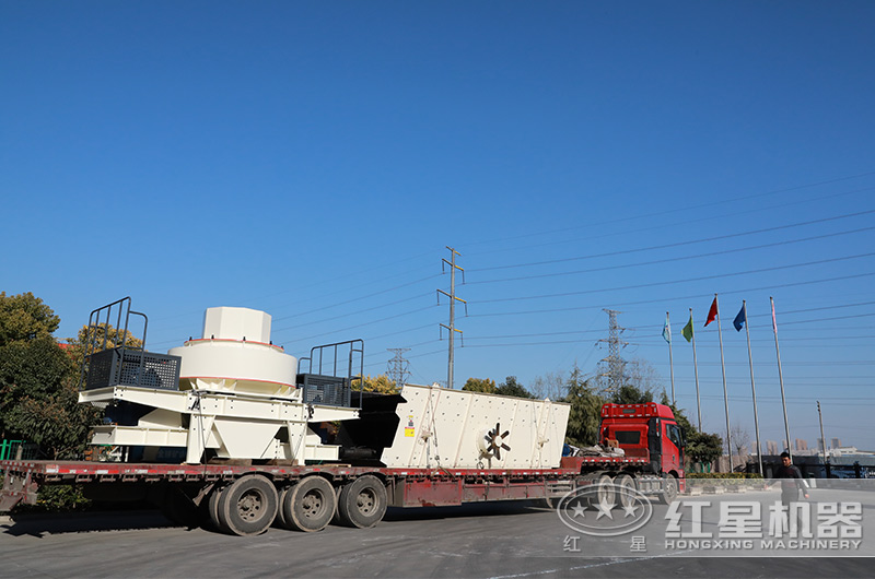 成套石子生產(chǎn)設(shè)備裝車(chē)發(fā)貨中